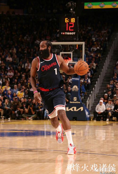 船记:我记不清多少次有球员面对快船投出炸裂式三分表演了 船记:我记不清多少次有球员面对快船投出炸裂式三分表演了