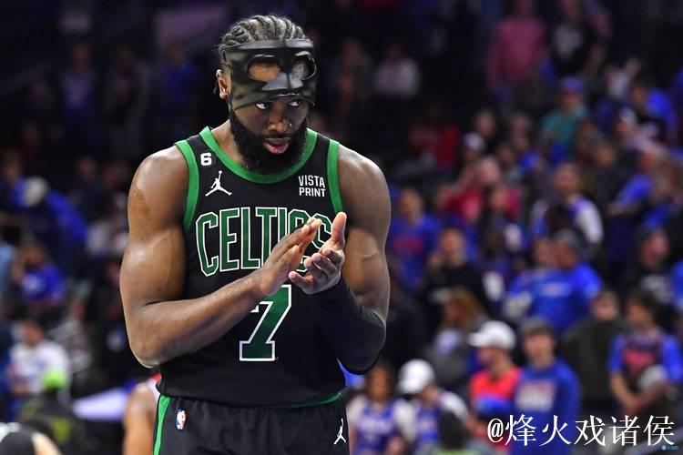 杰伦-布朗和斯图尔特篮下卡位时发生冲突，双方各领一个技犯